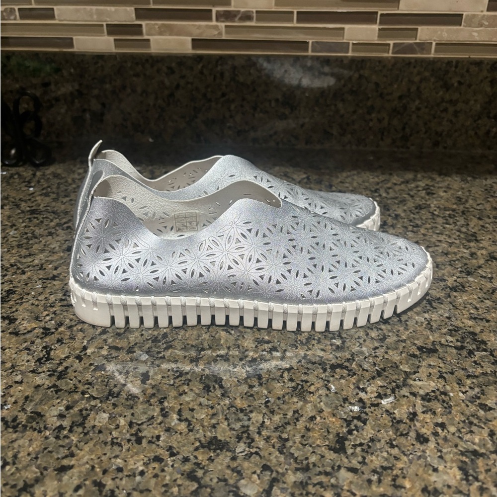 Isle Jacobsen Elegant Silver Women's slip on shoes